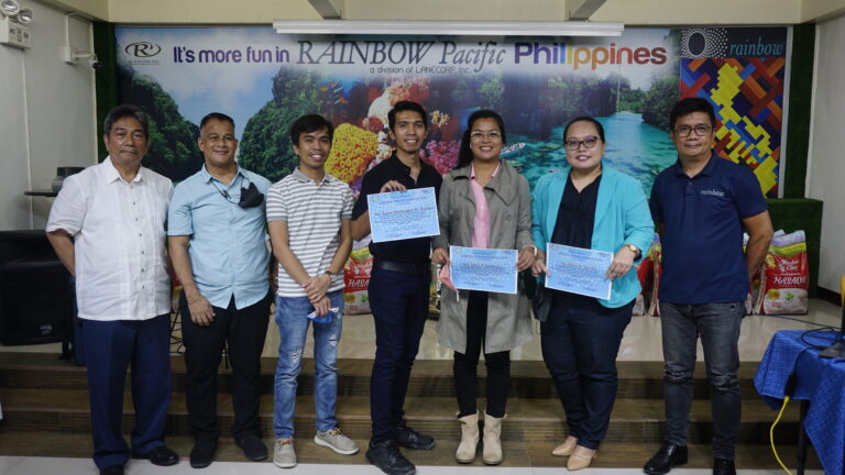 (L – R) SD Santi Dapul, Trainer Victor Tuplano, Branch Manager Dennis Salamanca, welcome new graduates from his team, Trainee Jason Christopher Pohner and Ofelia Narrido, while recruiter RD Jelyn Salamanca and Trainer Nelson Patena look on