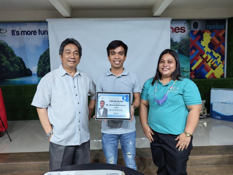 1st place BM Dennis Salamanca and 2nd place TL Jenneth Legre receiving their Top In Sales – Leaders Category for the month of October from SD Santi Dapul