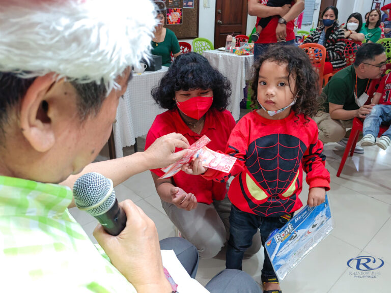 The children who also took part in our Christmas Party received gifts from our Santi Claus, including money and toys.