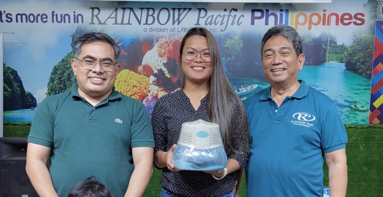 Rainbow partners who won cash and gift items in the weekly raffle (L-R): TL Noel Buenavista, who won a desk fan, and SrD Jelyn Salamanca, who got her own Rainmate.