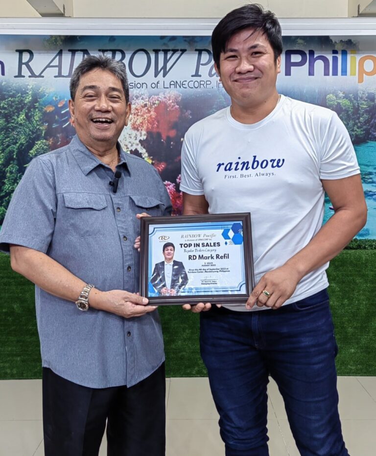 SD Santi Dapul (L) recognized RD Mark Refill (R) in the Regular Dealers Category, presenting him with a certificate in recognition of achieving highest number of  sales in August.