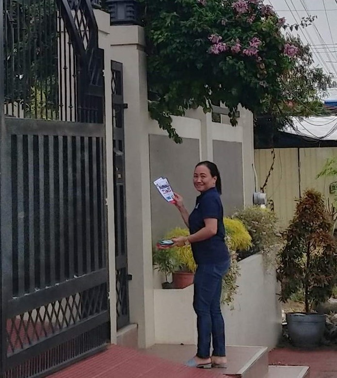 ED Monalisa Descartin distributed flyers in the Davao City neighborhood. .