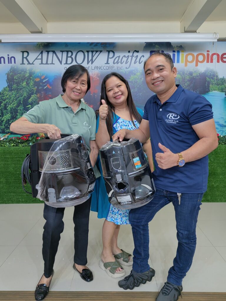 From the Raffle Dazzle last November 6 under the Sales Category, ED Amy Soriano (1st L), TL Jhona (C) and Rey Bañano (1st R) won a Rainbow E2i Refurbished Unit.