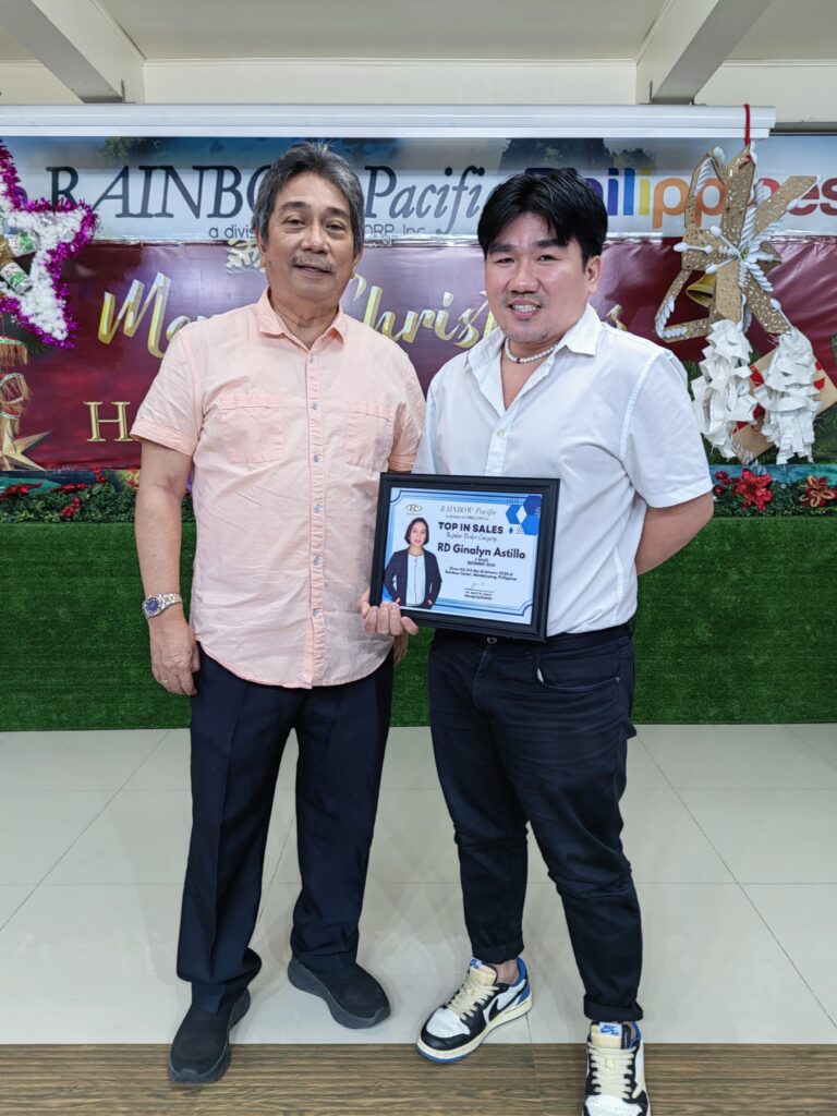 ED Artchie Teleron (L) represented RD Ginalyn Astillo in receiving a certificate of award for achieving three (3) sales in the month of December 2023.