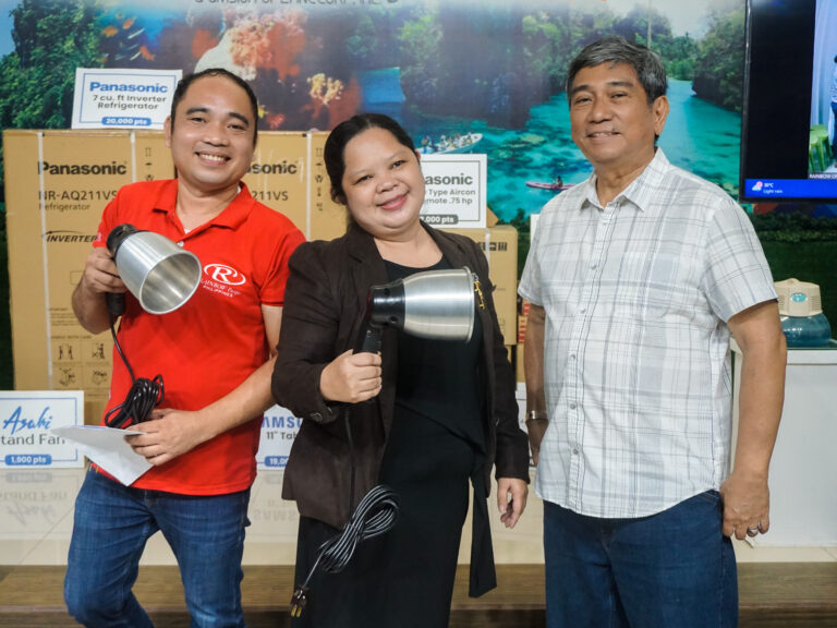 TL Rey (L) and Jhona (R) Bañano received their two demo lamps from the Time to Shine contest years ago.